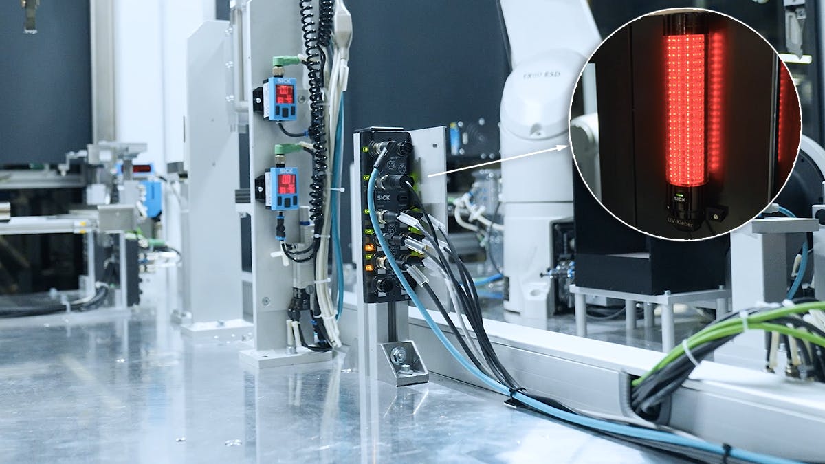 SIG300 IO-Link Master in use at factory with a close-up pop-out that shows its alerting abilities.