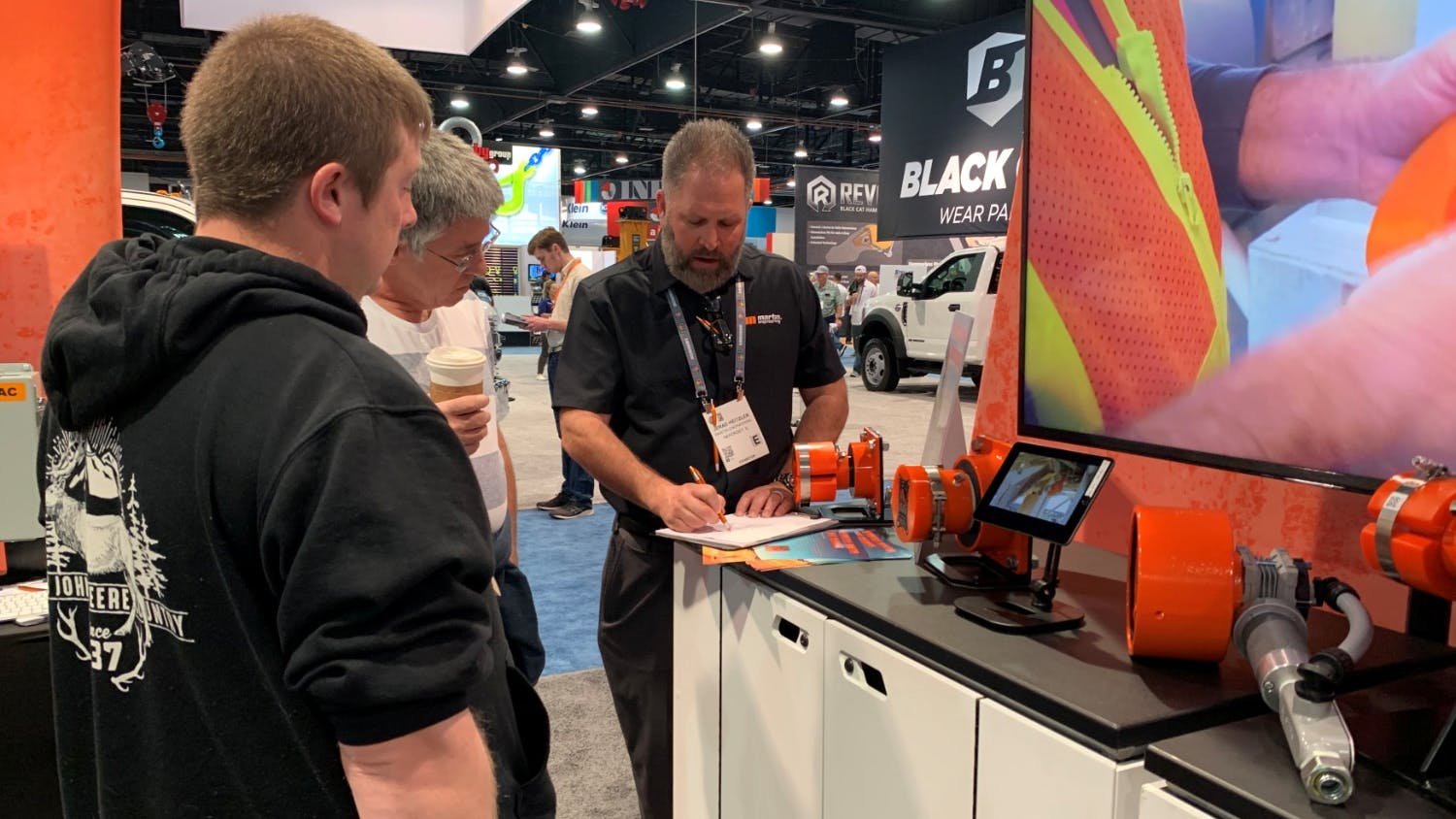 A Martin expert draws out a quick sketch to help an attendee visualize the solution.