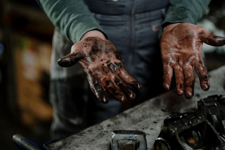 1672949852750 Engineoilhandspexels