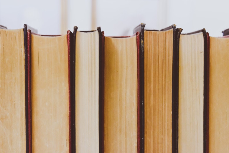 1672950057738 Books1