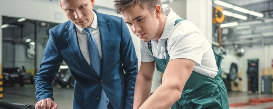 1673049235222 Mechanicshowingcustomer