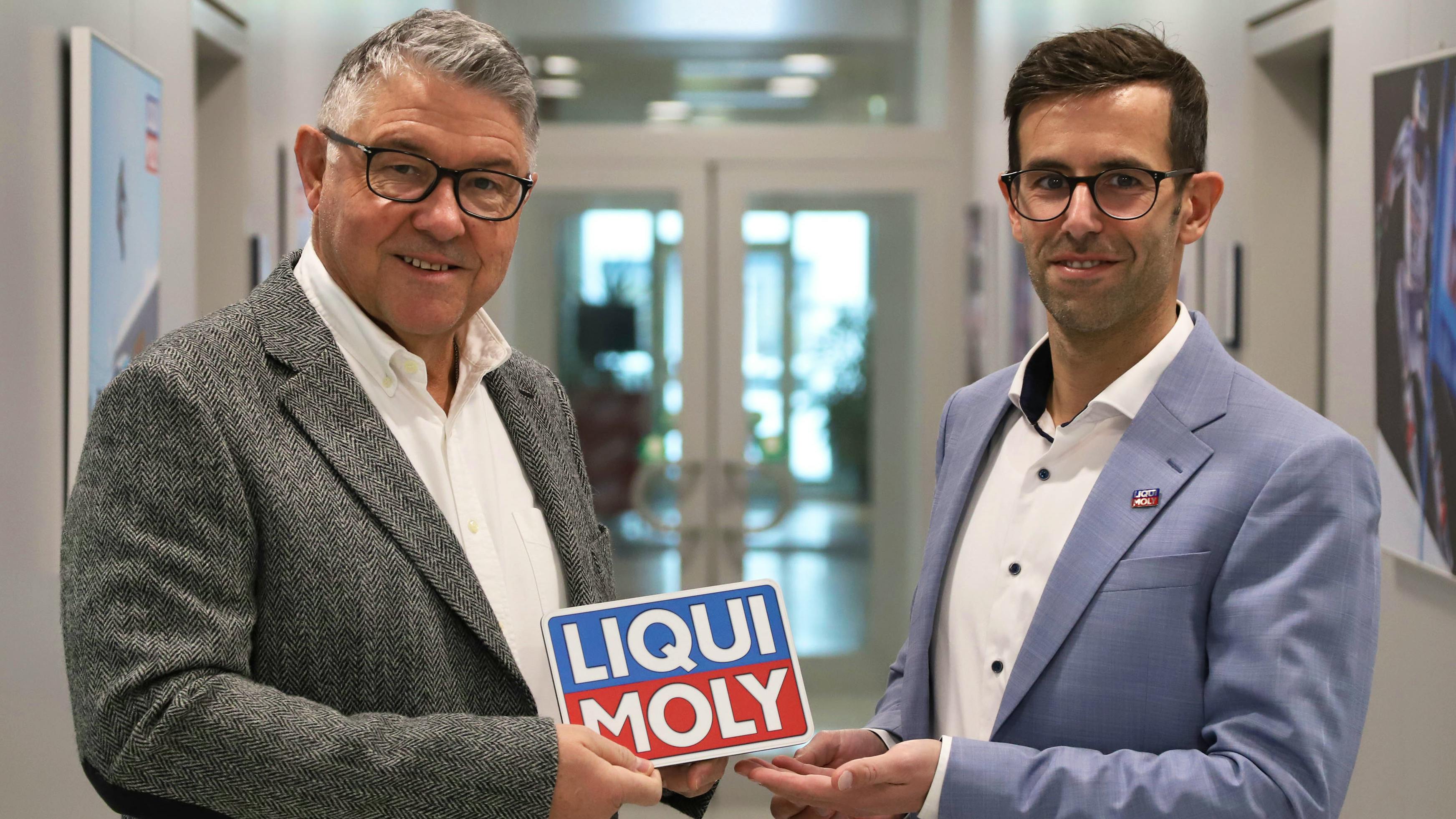 Peter Baumann (left) symbolically hands over the marketing management of the LIQUI MOLY global brand to his successor Marco Esser.
