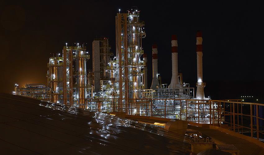 PAO Novatek subsidiary OOO Novatek-Ust-Luga let a contract to Haldor Topsoe AS to supply proprietary technology for hydrogen production as part of a hydrocracking complex upgrade to be completed at its 120,500-b/d gas condensate fractionation and transshipment refinery at the port of Ust-Luga on the Baltic Sea in Russia. When the hydrocracking complex is completed in mid-2020, Novatek-Ust-Luga will increase production of kerosine, diesel, and naphtha due to deep conversion of atmospheric residue after distillation of stable gas condensate (OGJ Online, Dec. 6, 2018).