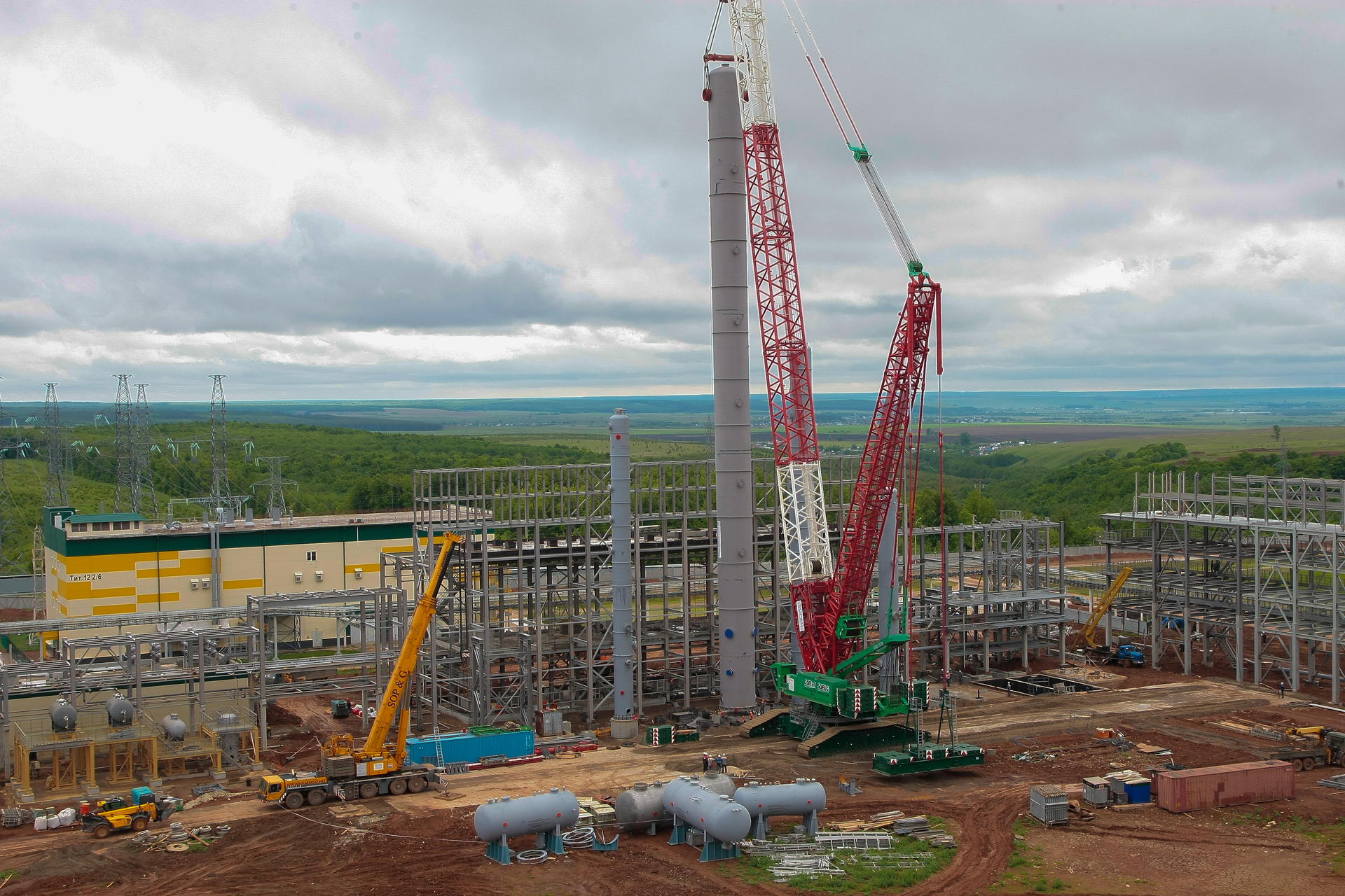 Deisobutanizer column at JSC Taneco&rsquo;s multiphase integrated refining and petrochemical complex in Nizhnekamsk.