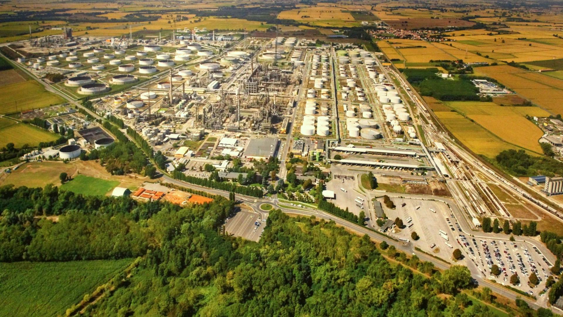 Eni subsidiary Enilive is advancing its plan to begin production of renewable fuels at the operator&rsquo;s existing 180,000-b/d Sannazzaro de' Burgondi conventional refinery in Italy&rsquo;s Pavia province.