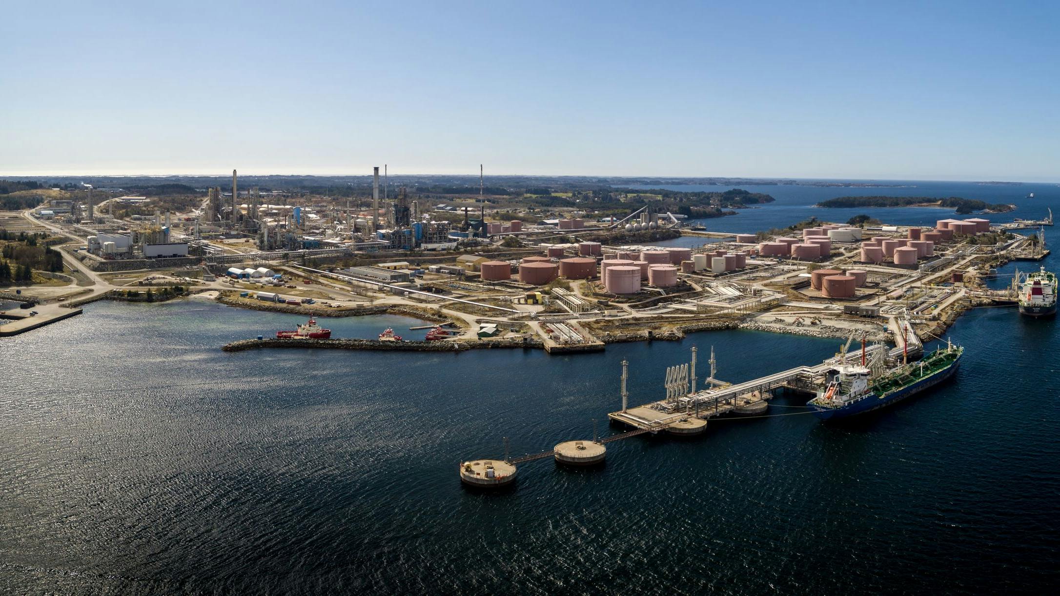 Equinor ASA let a contract to a Maire SPA&rsquo;s NextChem SPA to deliver a feasibility study for a proposed waste-to-methanol project at Equinor Refining AS&rsquo; 12-million tonnes/year Mongstad refinery on the west coast of Norway.