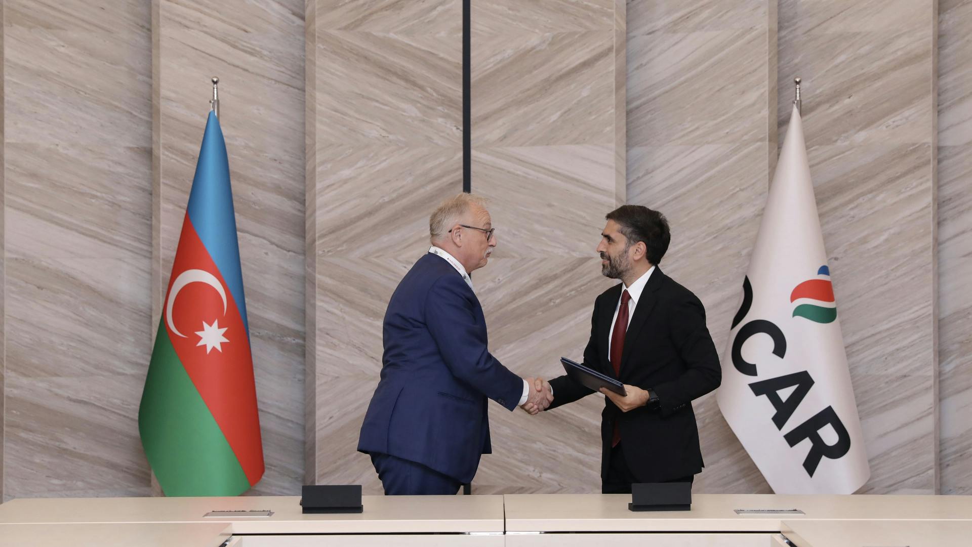 MOL Group chairman and CEO Zsolt Hern&aacute;di and SOCAR president Rovshan Najaf.