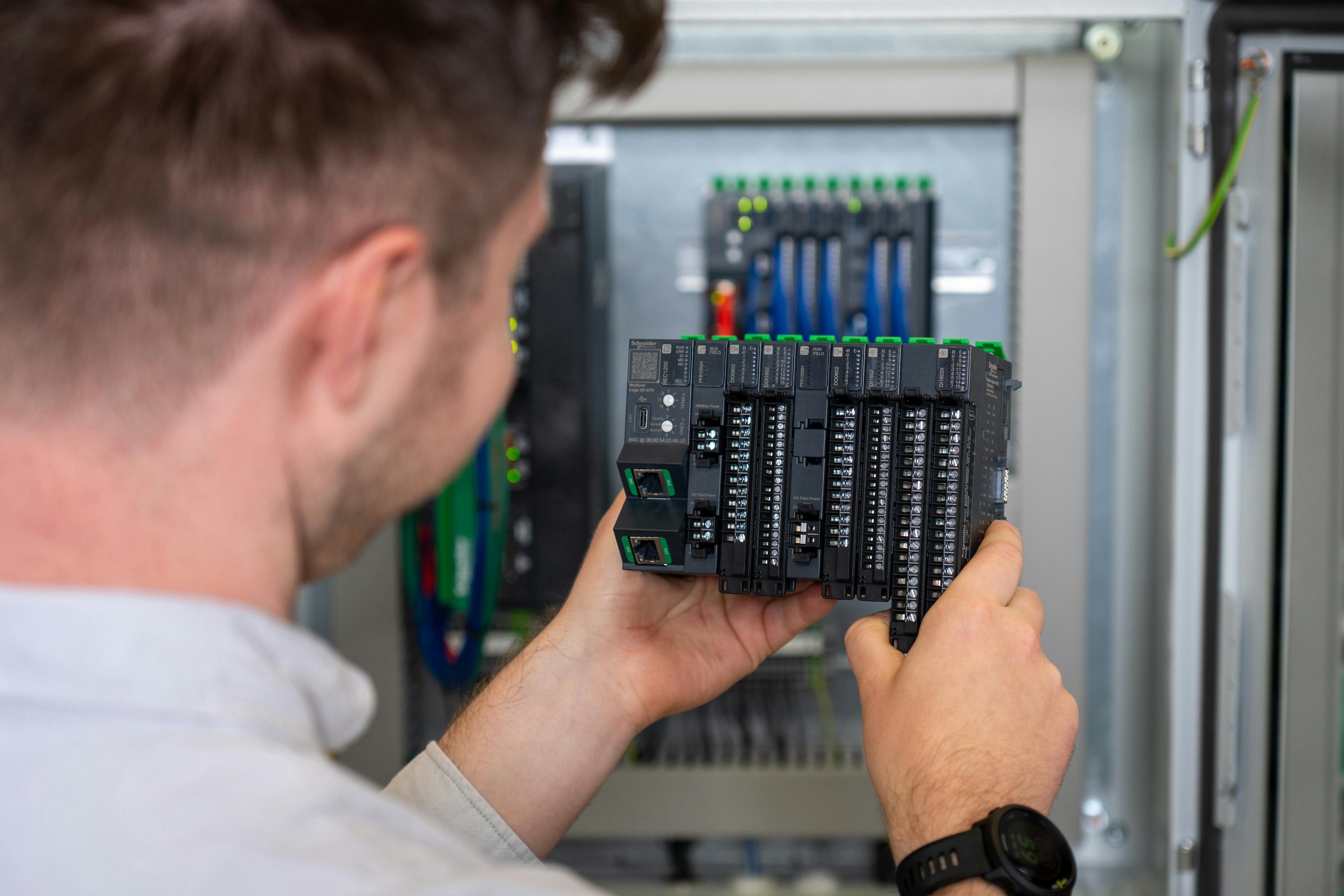 schneider_ate_2_hero