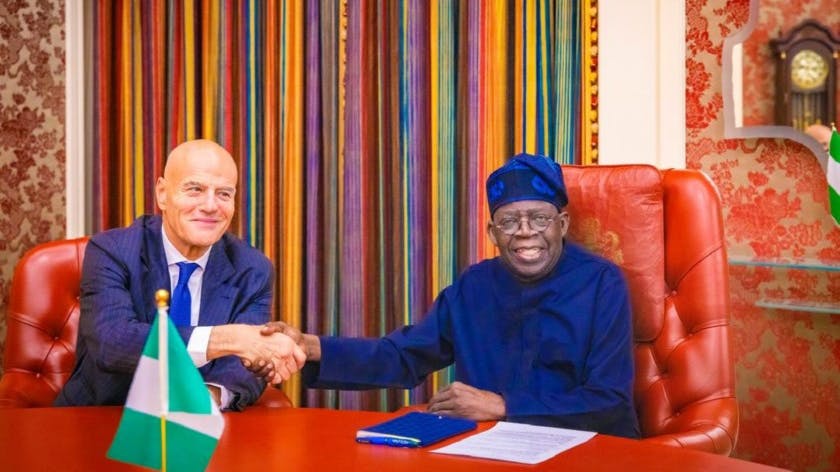 President of Nigeria shakes hands with Eni CEO