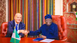 President of Nigeria shakes hands with Eni CEO President of Nigeria shakes hands with Eni CEO
