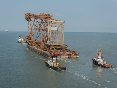 Golden Eagle PUQ jacket leaving Heerema Vlissingen