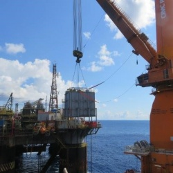 120-ton accomodation module installation offshore Brazil
