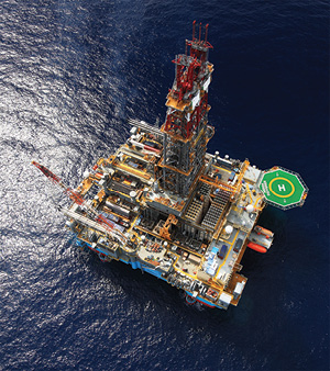 The ultra-deepwater semisubmersible M&aelig;rsk Deliverer has received a three-year contract for work in the Browse basin offshore Western Australia.