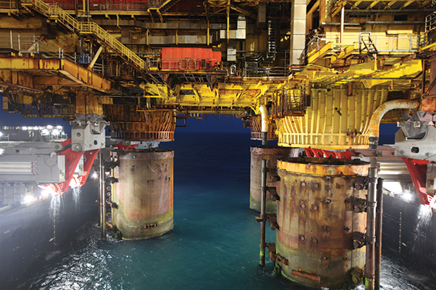 The Pioneering Spirit lifting the Brent B platform topsides. (Courtesy Allseas)