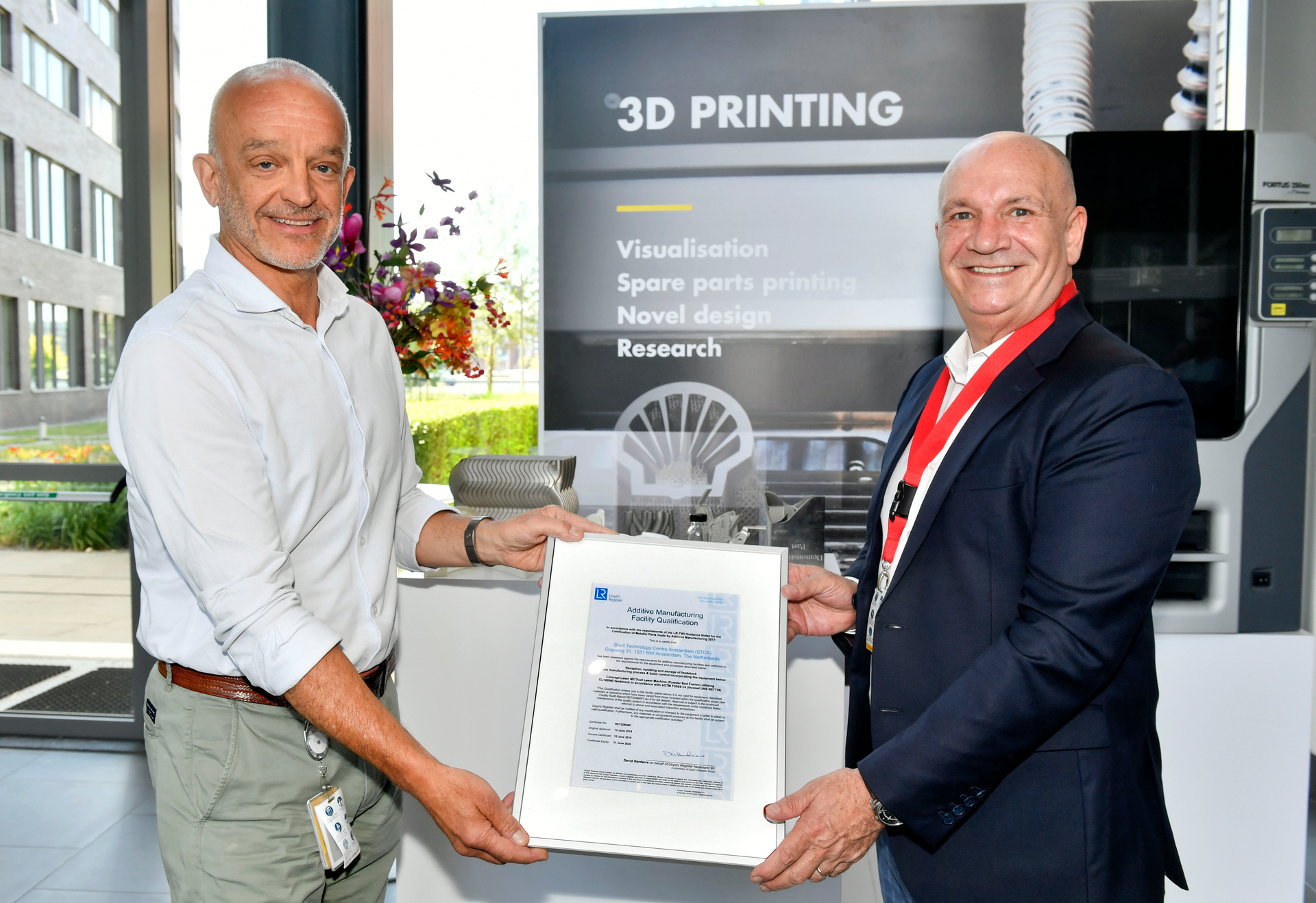 From right to left: Andreas Nowak (Site Manager STCA) and Pascal Coudeville (Business Director Lloyd&rsquo;s Register).