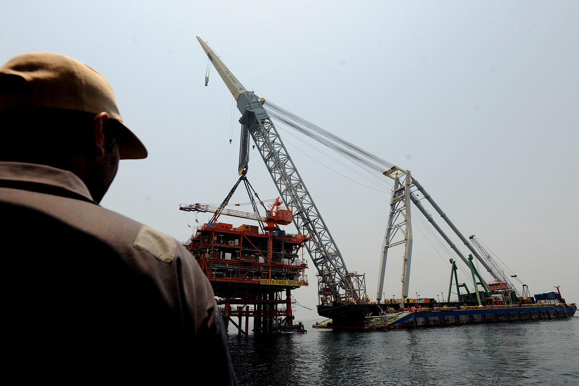 Installation of the third production platform for Phase 14 of the South Pars gas field in the Persian Gulf.