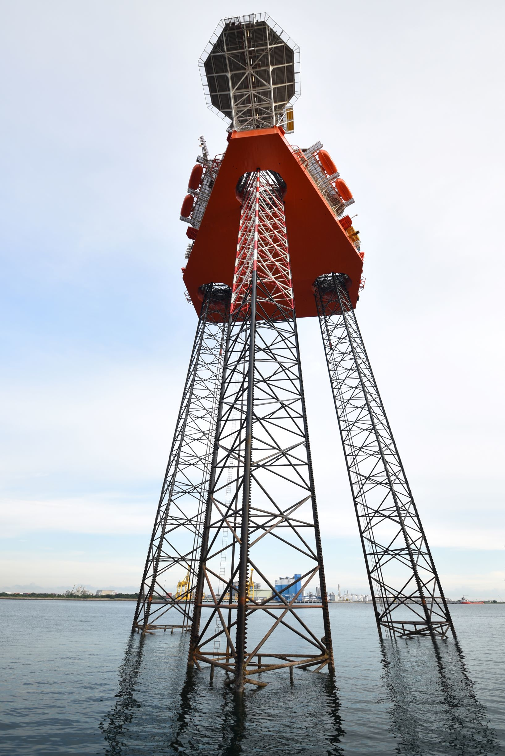 The Hermod is a KFELS B Class design jackup drilling rig.