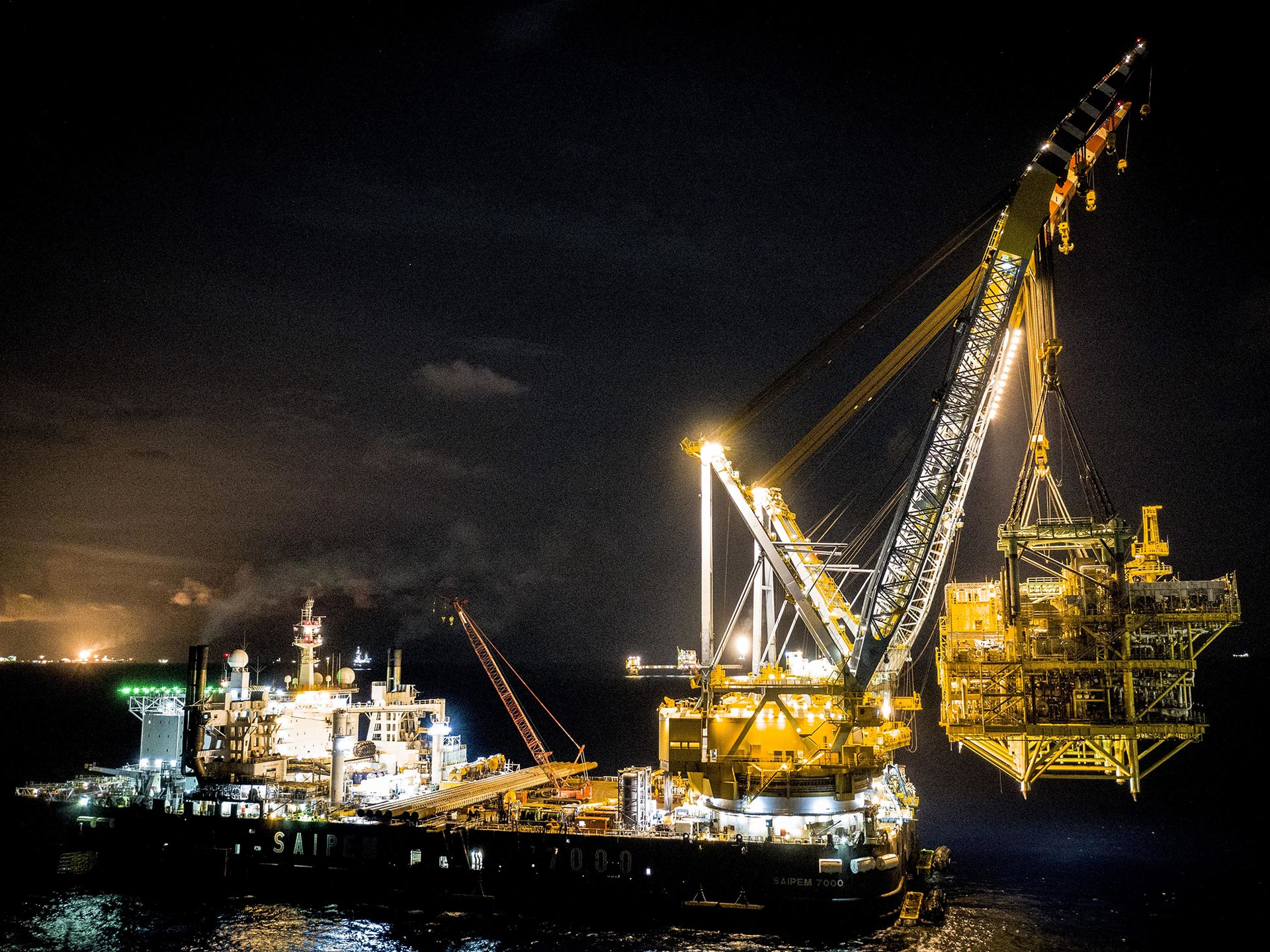 The Saipem 7000 setting the heavy-lift record in the Gulf of Mexico.