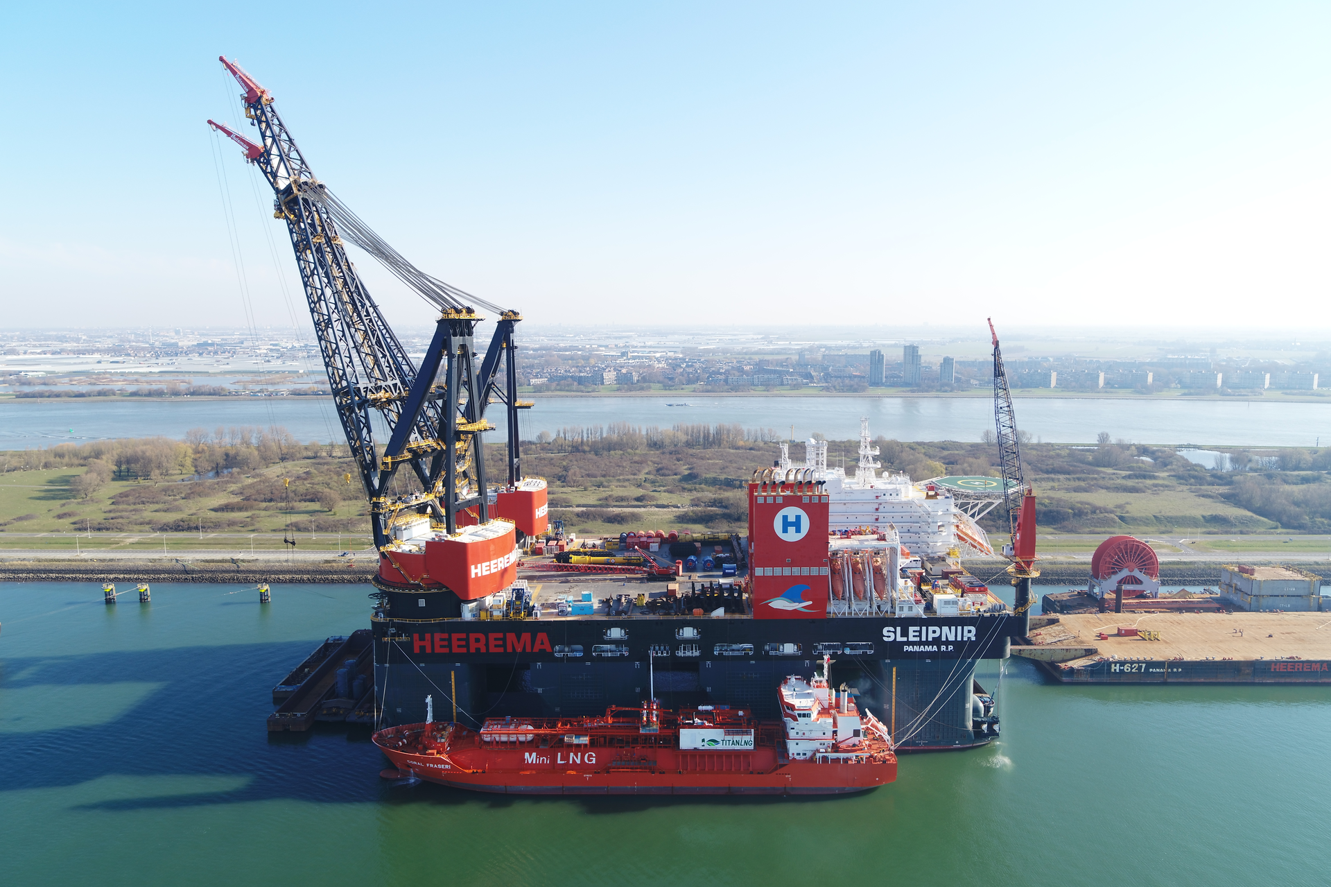 Titan LNG performed the delivery of almost 3,300 metric tons (3,637 tons) within a 24-hr period, using the LNG carrier Coral Fraseri in the Port of Rotterdam.