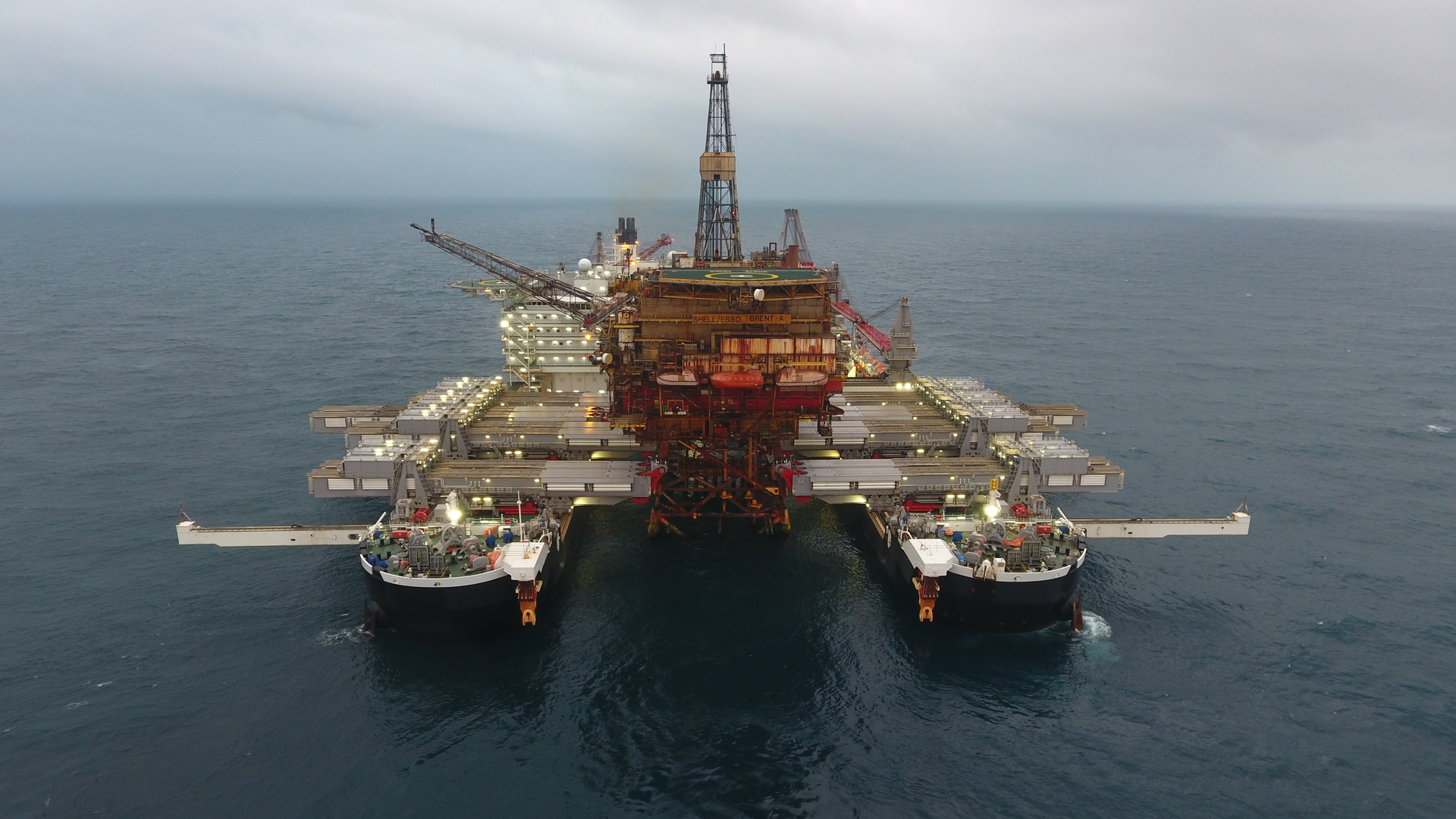 The Pioneering Spirit lifting the Brent Alpha topsides.