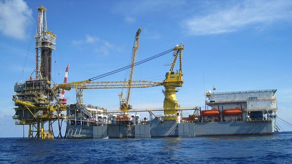 The Sapura T-12 is a purpose-built barge-type self-erecting tender assisted drilling rig with a flat bottom, raked stern and bow hull shape.