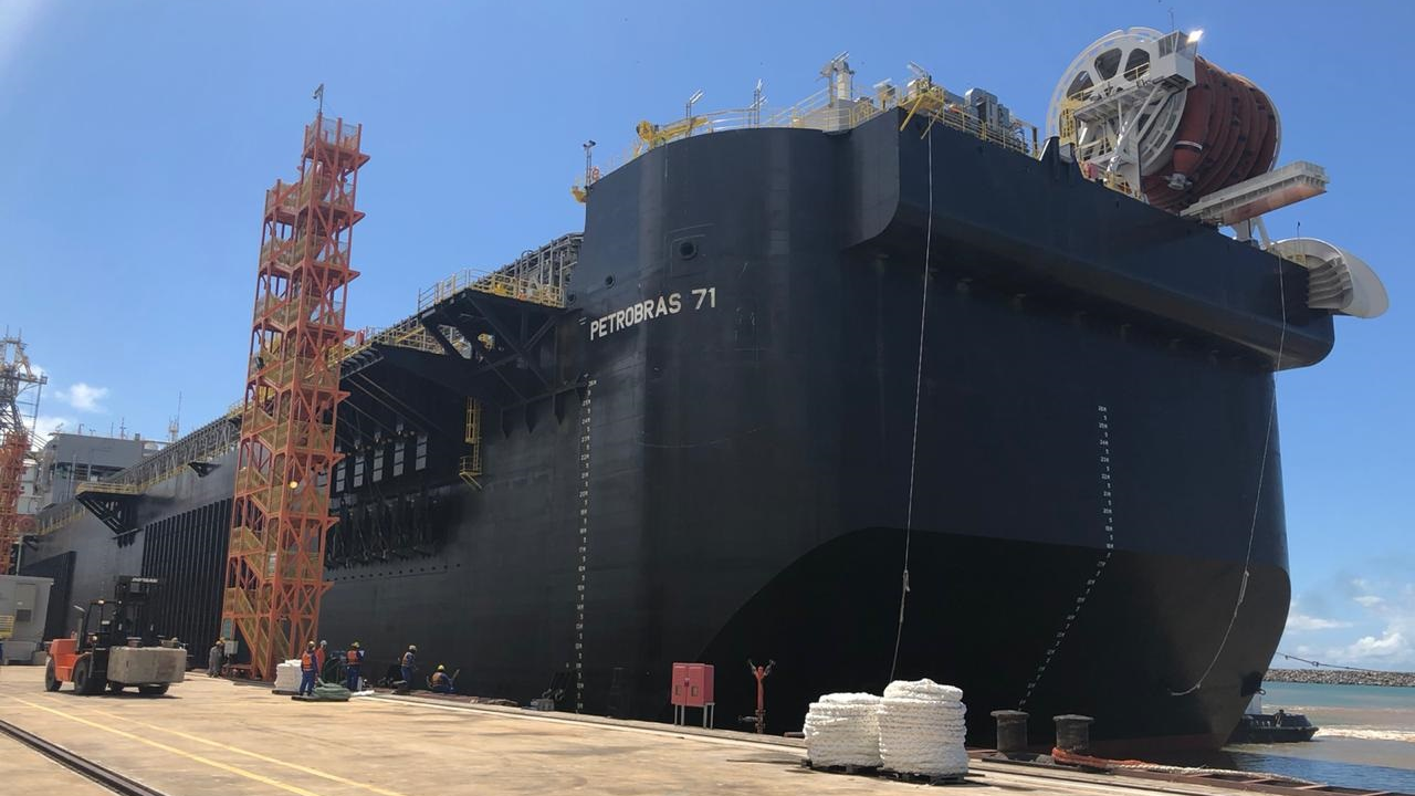 Petrobras and its partners (Shell and Petrogal) in the BM-S-11 concession in the Santos Basin signed a commitment to purchase the FPSO P-71 in 2020.