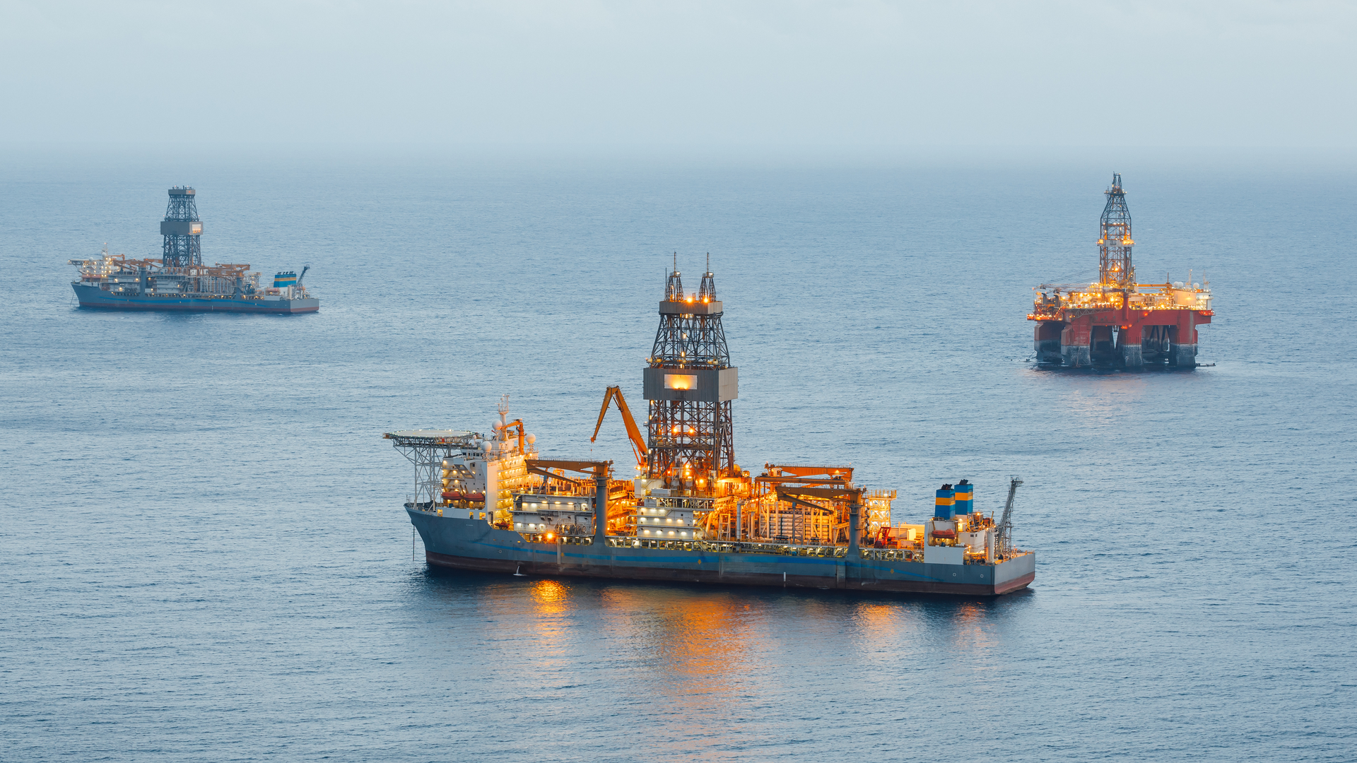 Drillship And Other Rigs Dreamstime L 117757139 638f83abd3b52