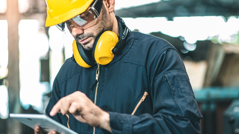 industrial_worker_tablet_dreamstime_s_177418247