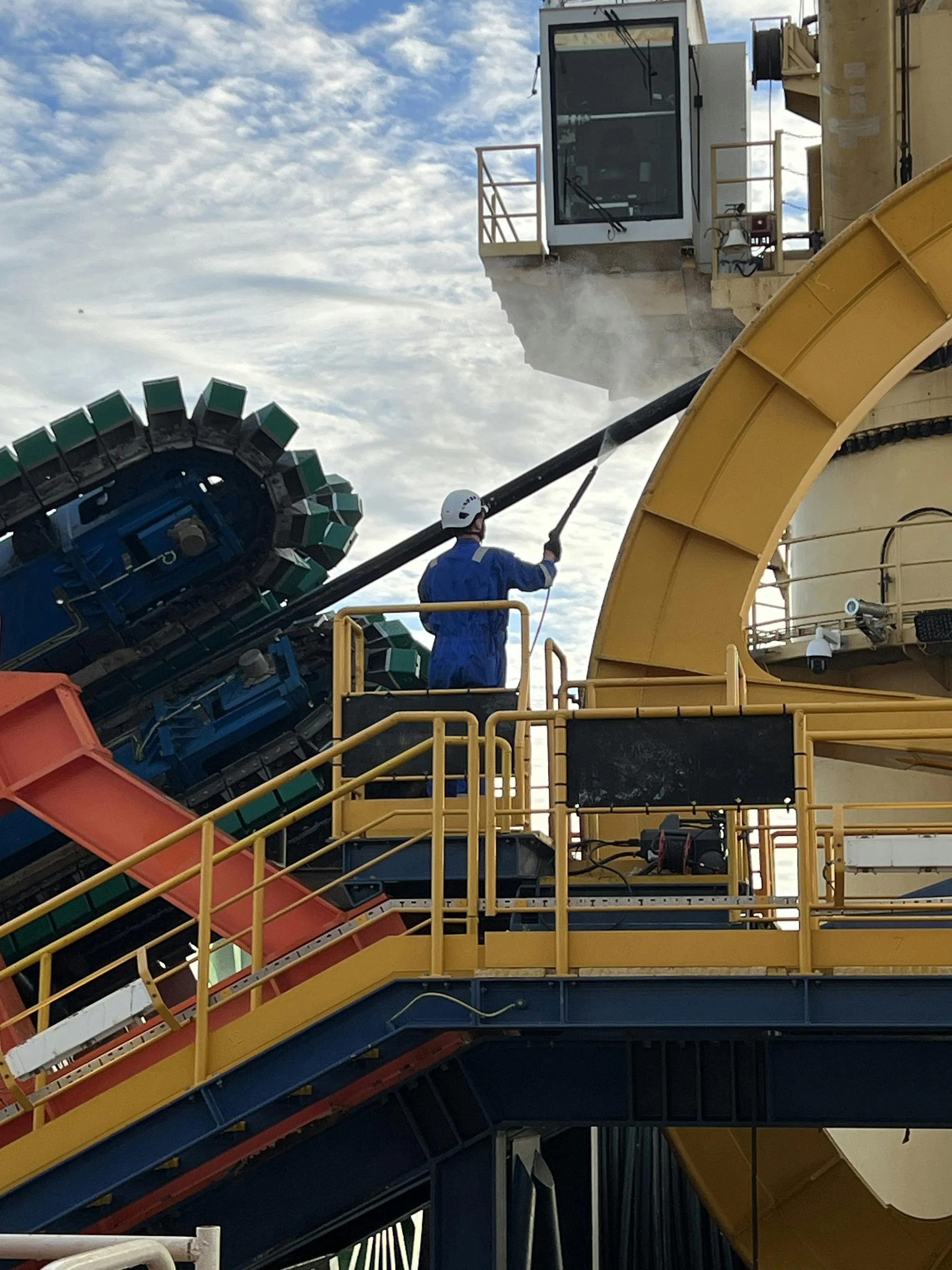 Decommissioning operations on the Wheeled Horizontal Lay System Decommissioning operations on the Wheeled Horizontal Lay System