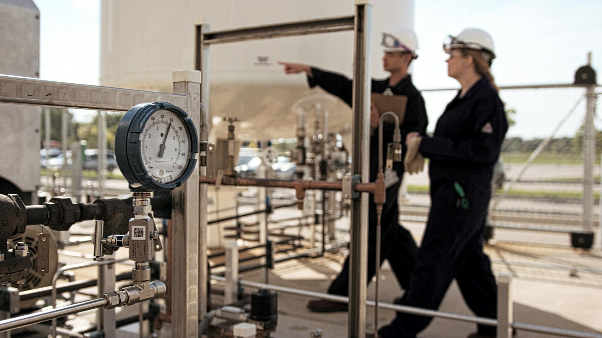 Figure 1: Advanced solid-state sensor pressure gauges can reduce or eliminate many of the safety and reliability issues that plague mechanical Bourdon tube gauges.