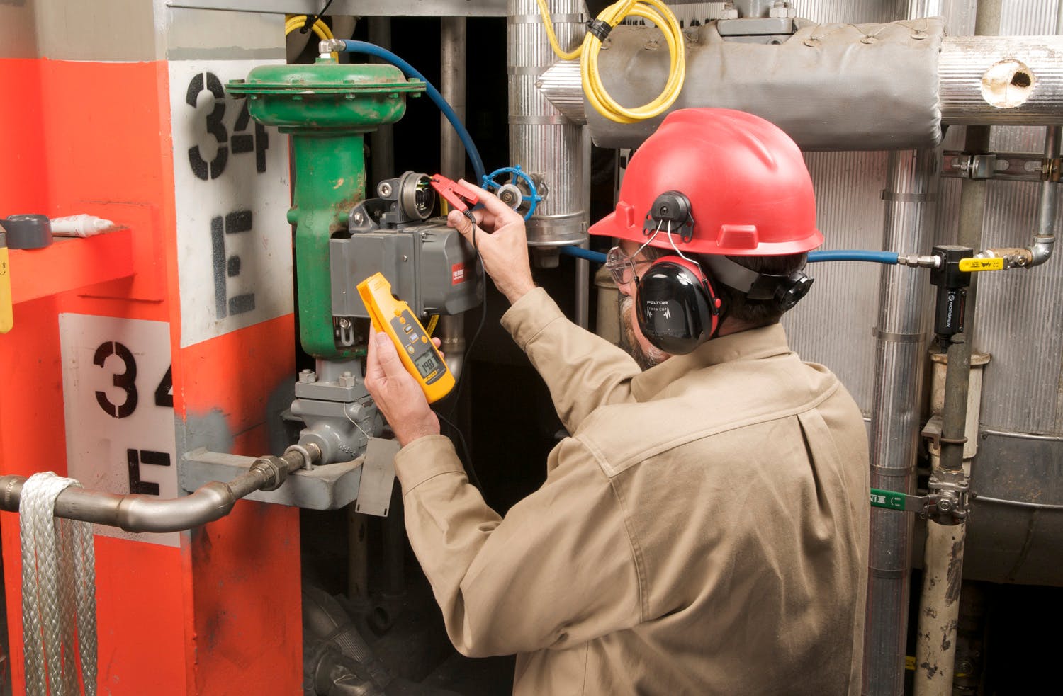 Checking a control system with a Fluke 771 Milliamp Process Clamp Meter.