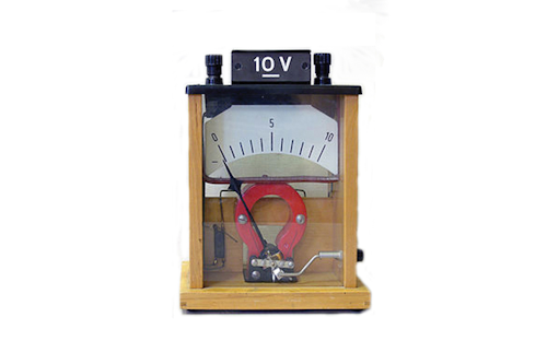 Volt meter (circa 1803) Image Courtesy Of Hannes Grobe — own work, Schulhistorische Sammlung Bremerhaven