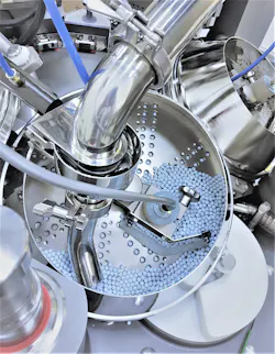 Mechanical filling via a dosing disk makes sure that only one tablet falls into the capsule base at a time. Mechanical filling via a dosing disk makes sure that only one tablet falls into the capsule base at a time.