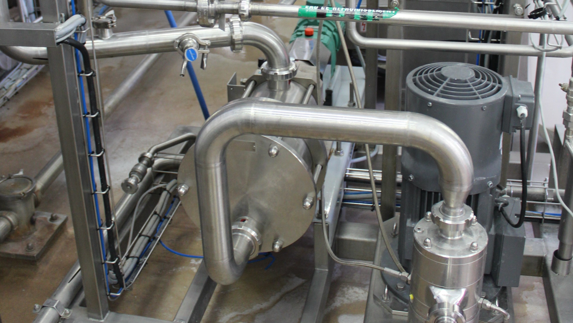 Two Mouvex pumps come equipped with the Easy Clean System (ECS): the H-FLO and SLS. These models have a transmission with the capacity to handle 58 psi (4 bar) of compressed air. This air supply opens the pump interior to permit full CIP flow rate with limited pressure drop.