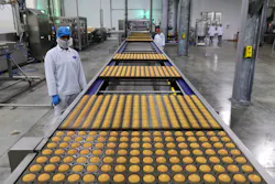 Syntegon lines feature a soft depositing pullnose for handling delicate products, such as cupcakes, since they can easily tumble over and are difficult to handle due to their variable shape. Syntegon lines feature a soft depositing pullnose for handling delicate products, such as cupcakes, since they can easily tumble over and are difficult to handle due to their variable shape.