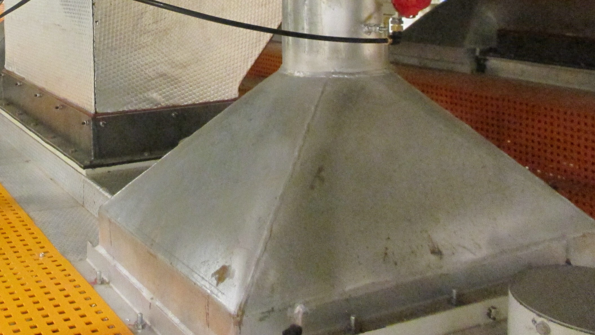 Figure 1: To effectively capture and collect fugitive dust, a hood should be designed based on the actual physical, functional and influential parameters of the application.