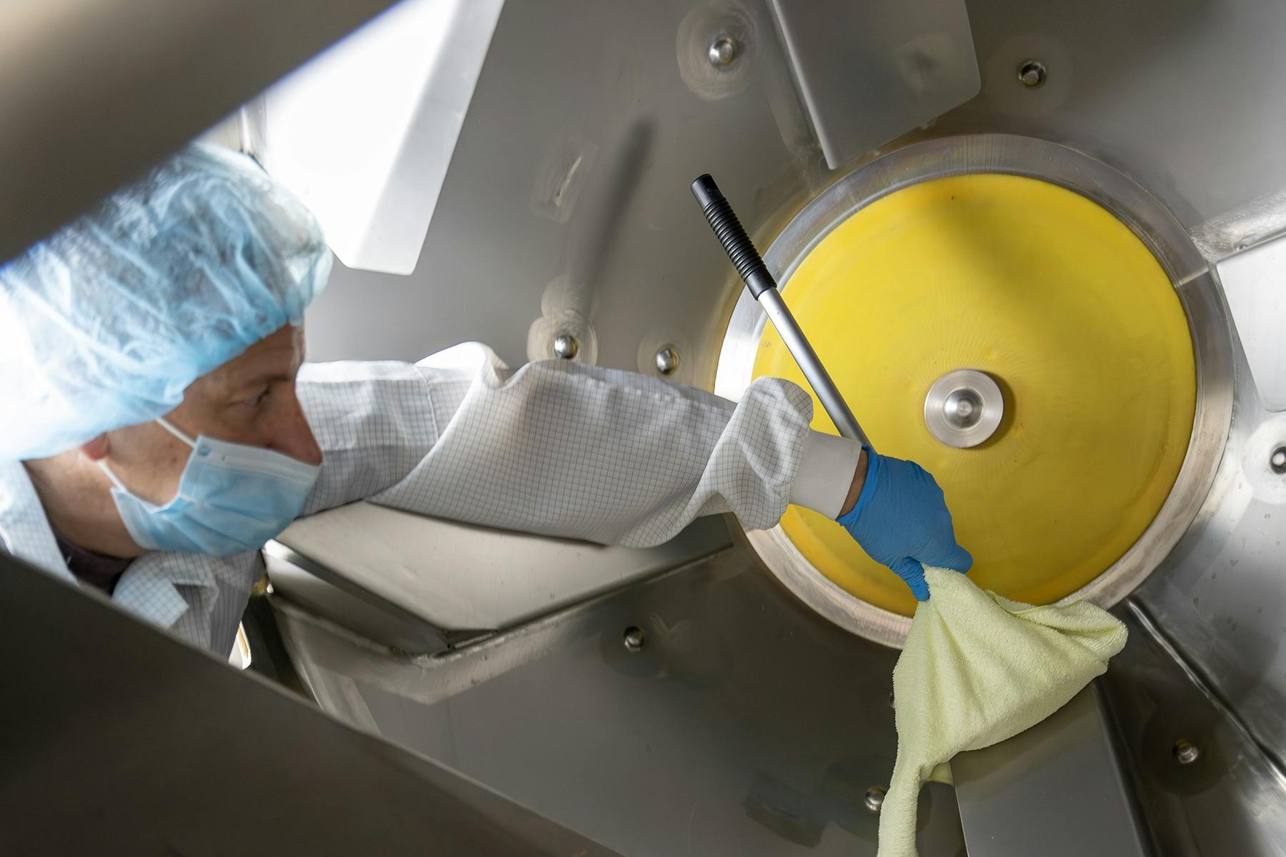 Internal mixing flights impart a tumble-turn-cut-fold action that produces a homogeneous blend with no heat, shear or stratification. The gentle four-way mixing action leaves almost no residue, simplifying cleaning between batches.