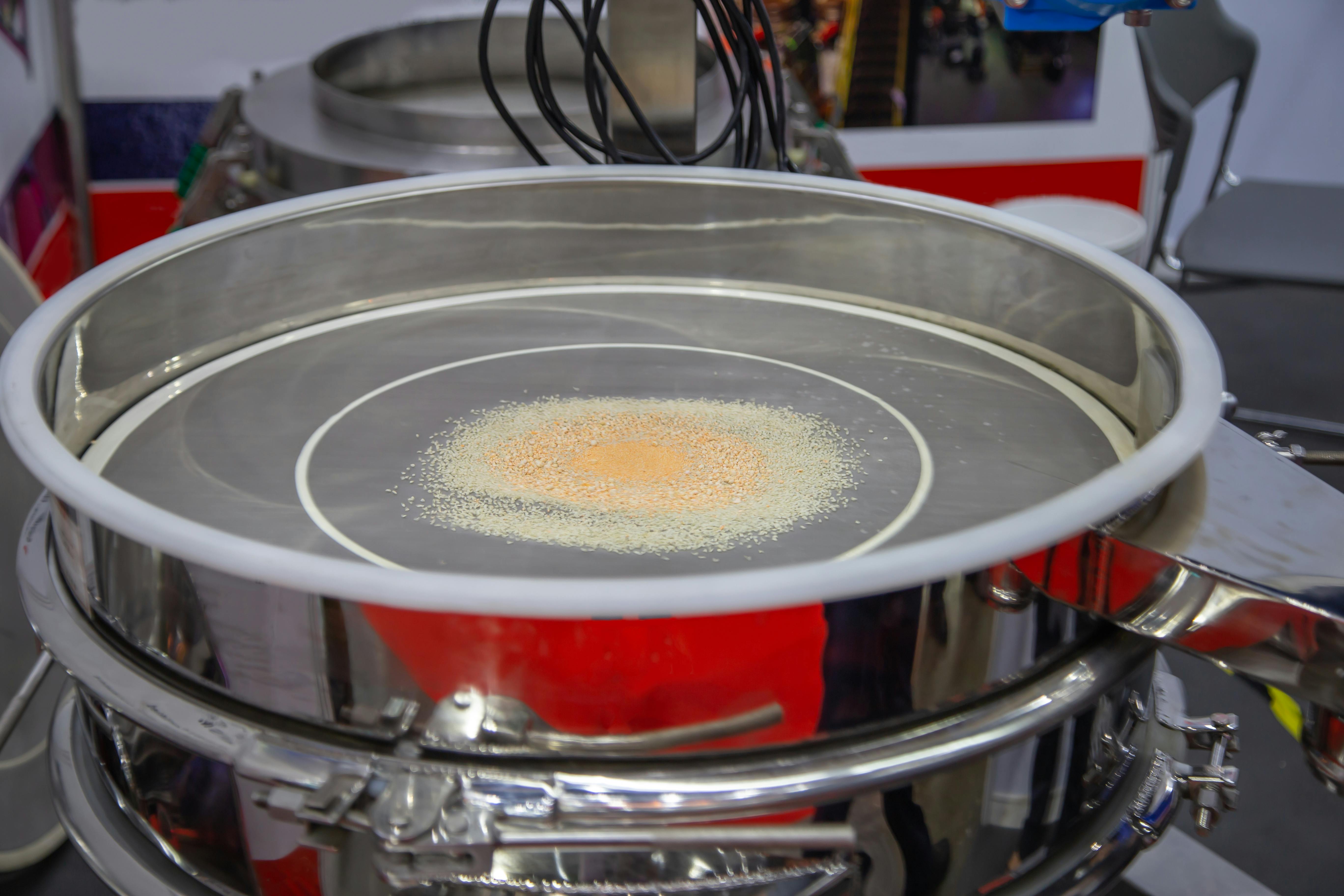 Circular vibratory screener