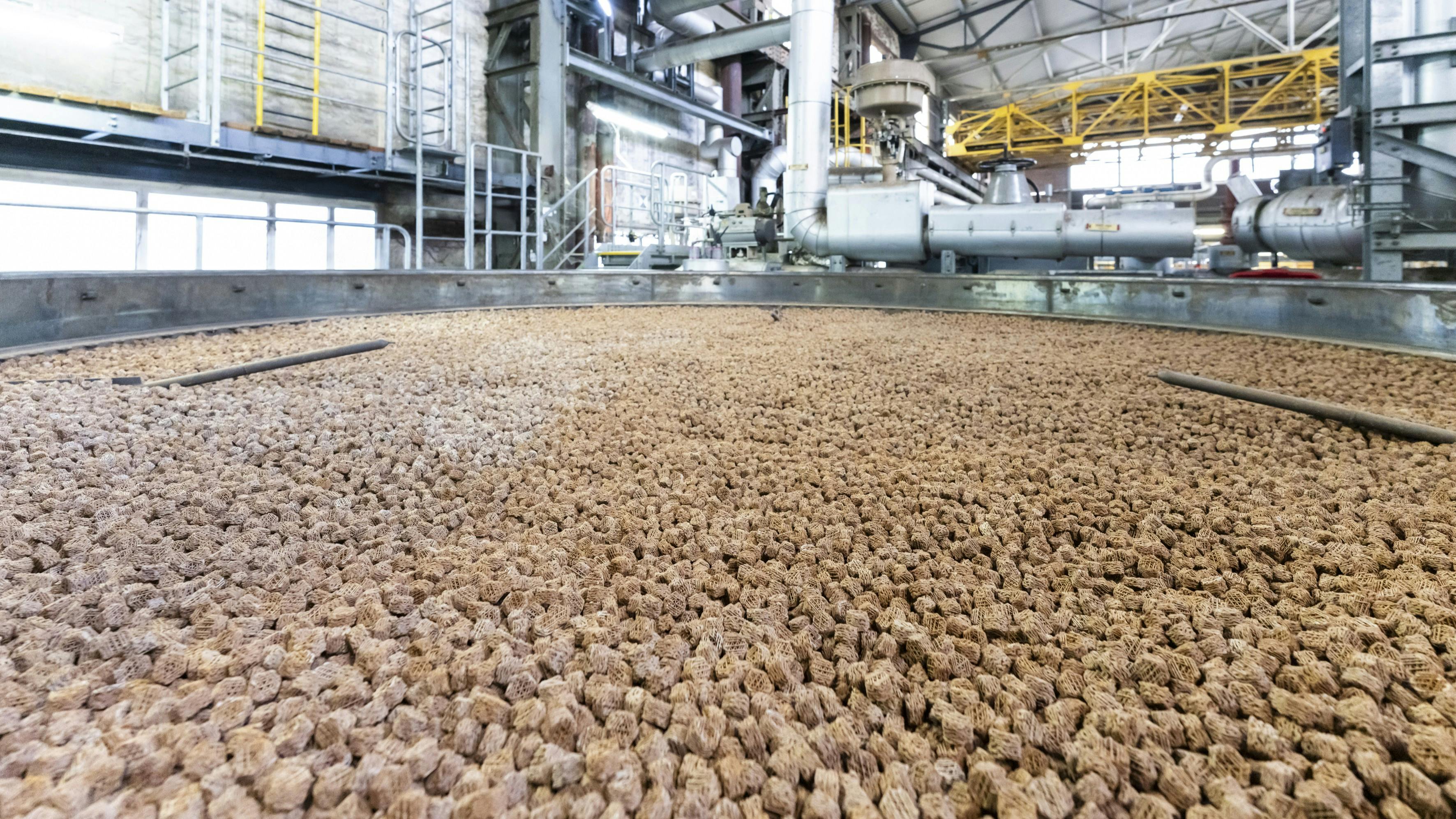 Reactor at BASF&rsquo;s Ludwigshafen site being filled with X3D catalyst