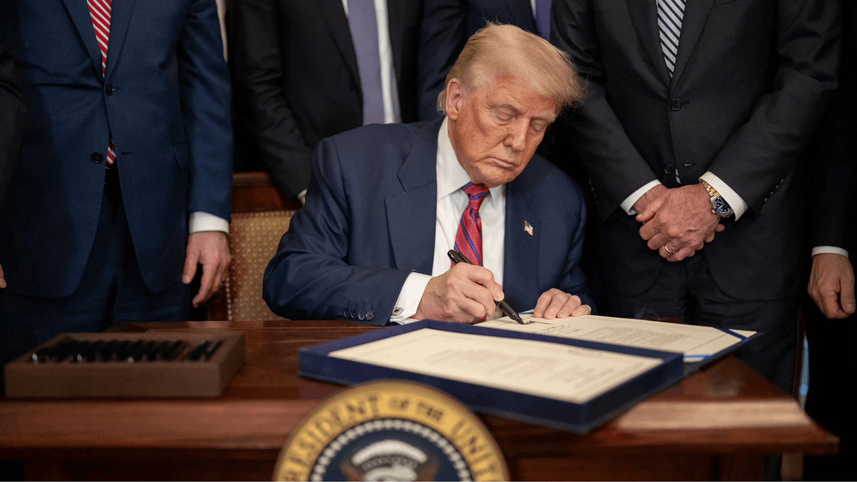 689db122060a8390df3e2154 Trumpeosign