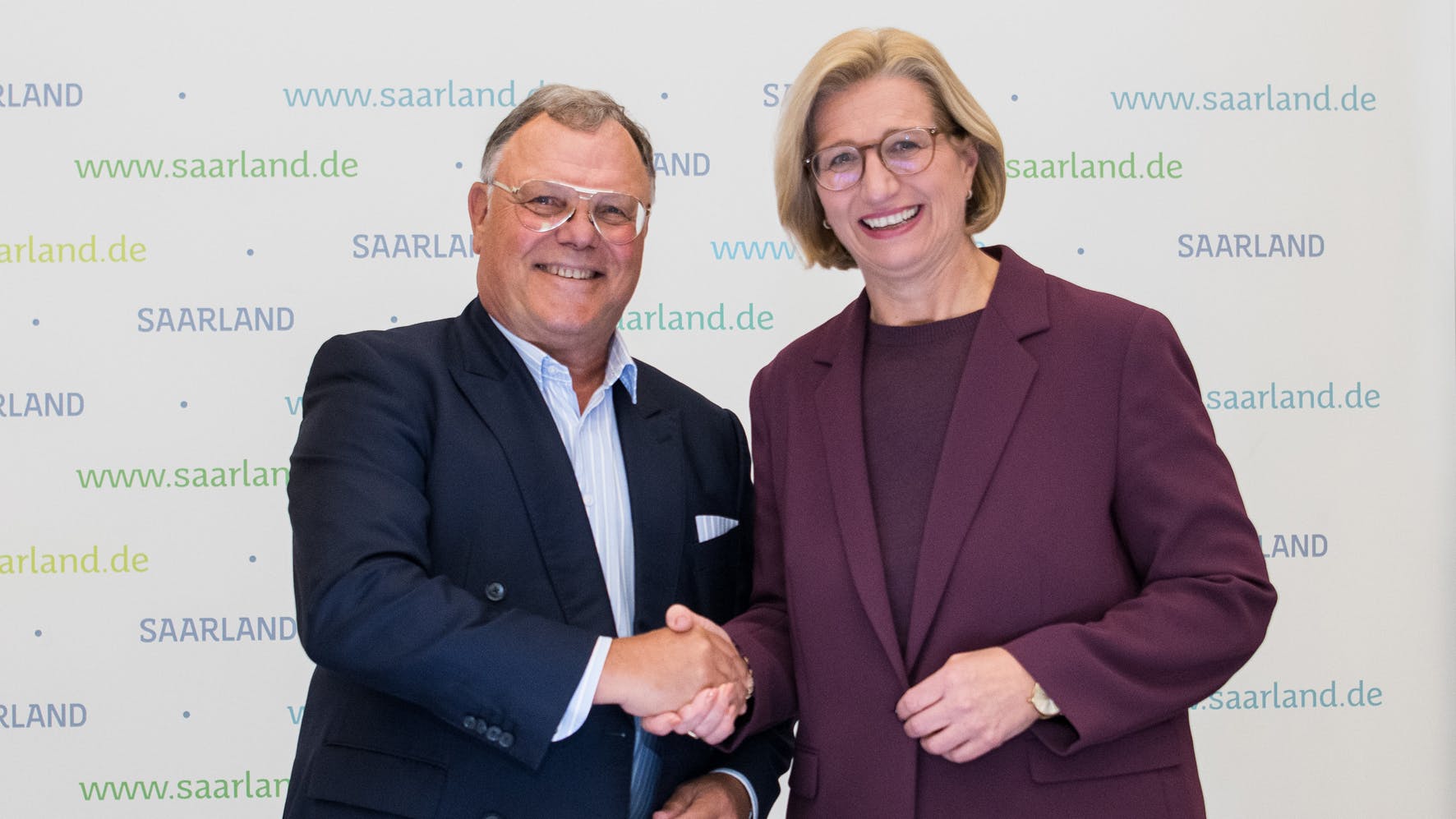 Minister-President of Saarland Anke Rehlinger and Senator h.c. Udo J. Vetter, Chairman of the Advisory Board and member of the owner family, shake hands at signing
