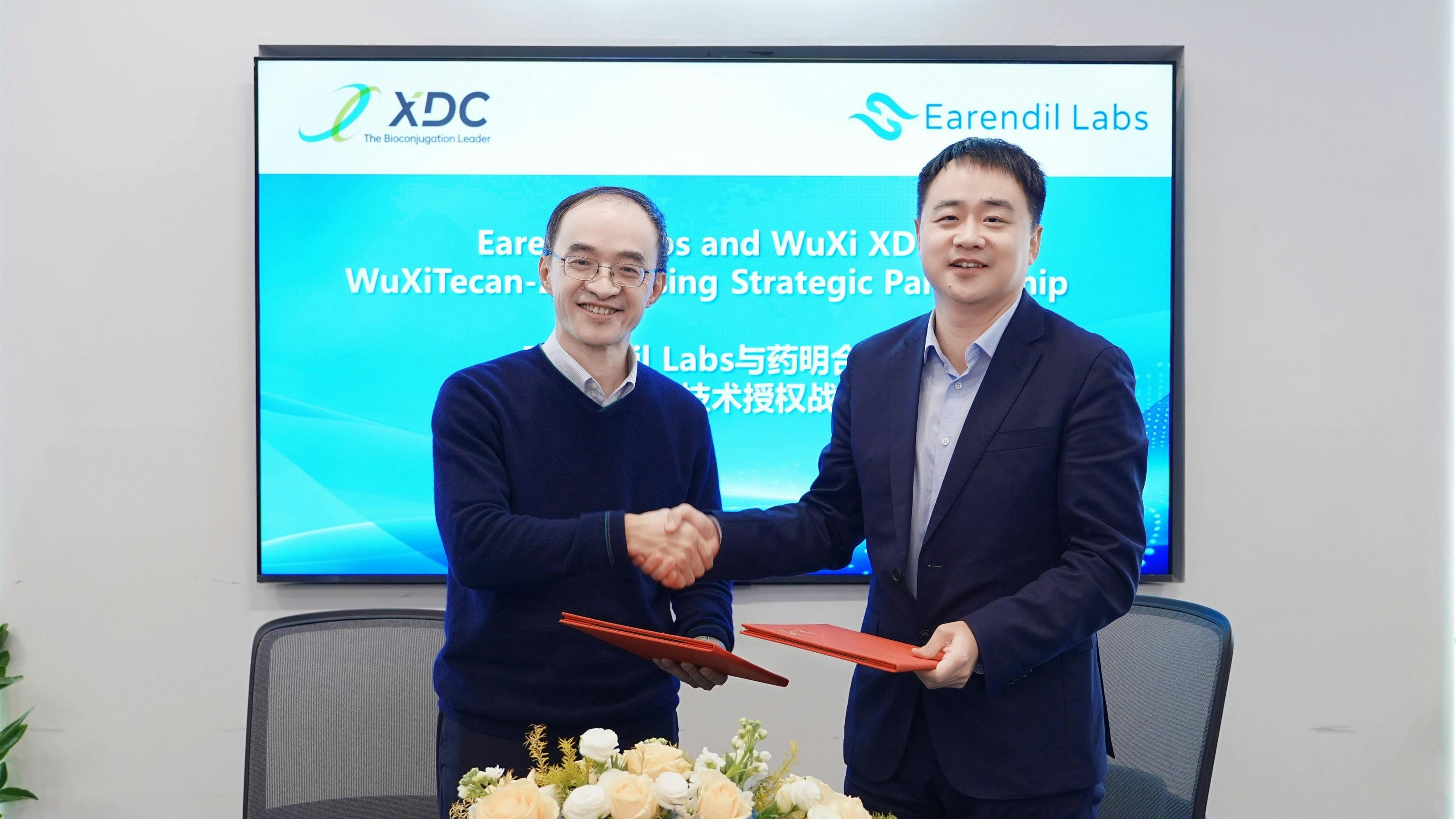 Jimmy Li, PhD, CEO of WuXi XDC (left) Jian Peng, PhD, CEO of Earendil Labs (right) at signing for partnership on WuXiTecan-2 Payload-Linker Technology Platform
