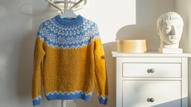 Smart sweater features integrated antenna for remote mobile communication