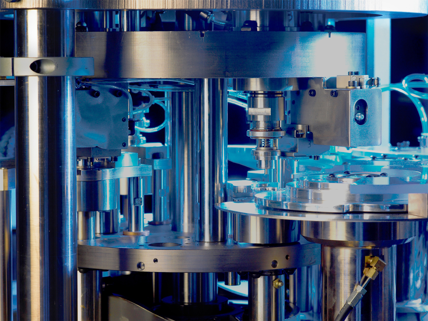 The MMC-HSSBF slits and folds caps and checks them for quality.