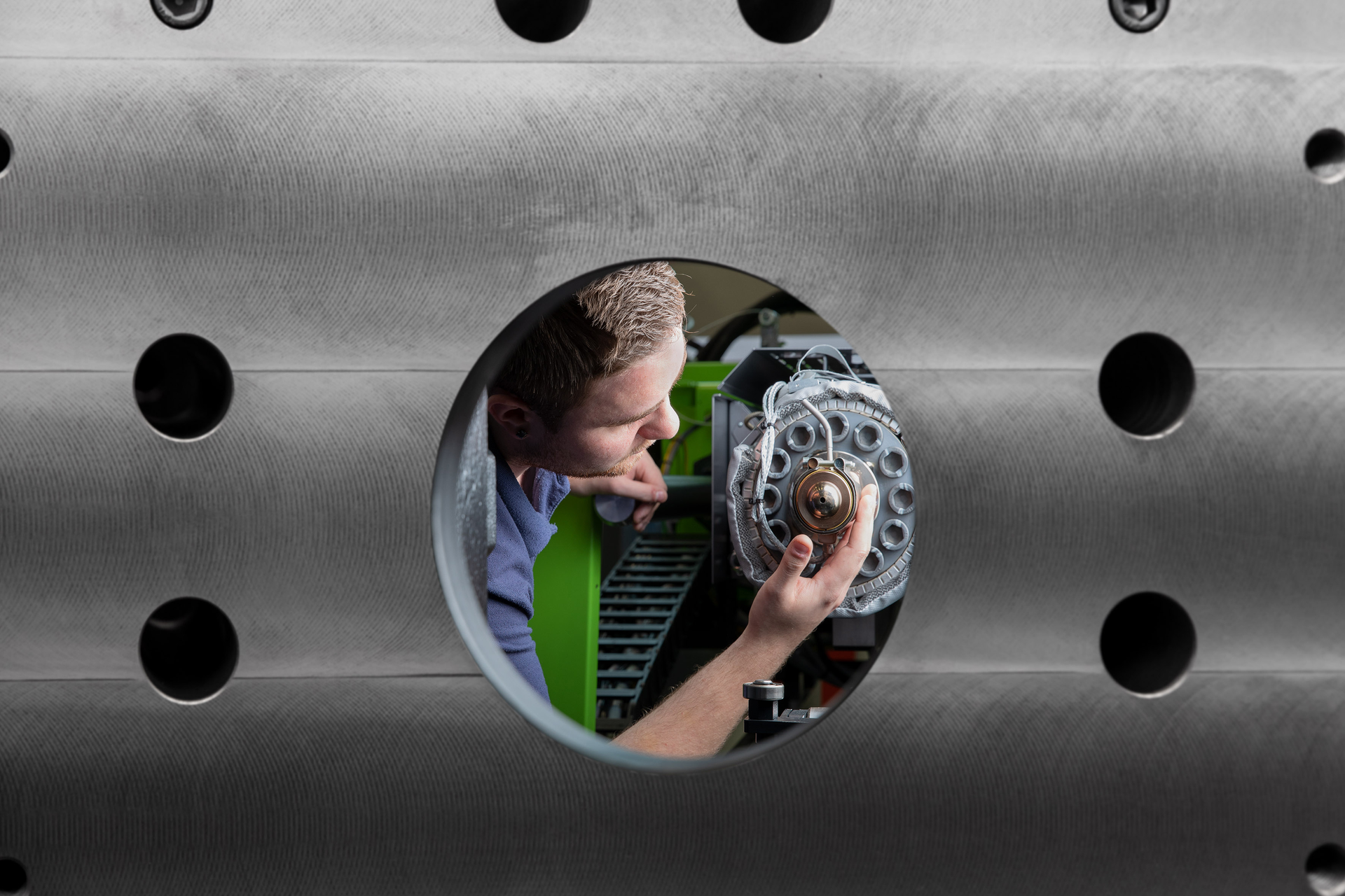 With Engel's iQ software, the machine operator only has to enter the screw type and the material to be processed.