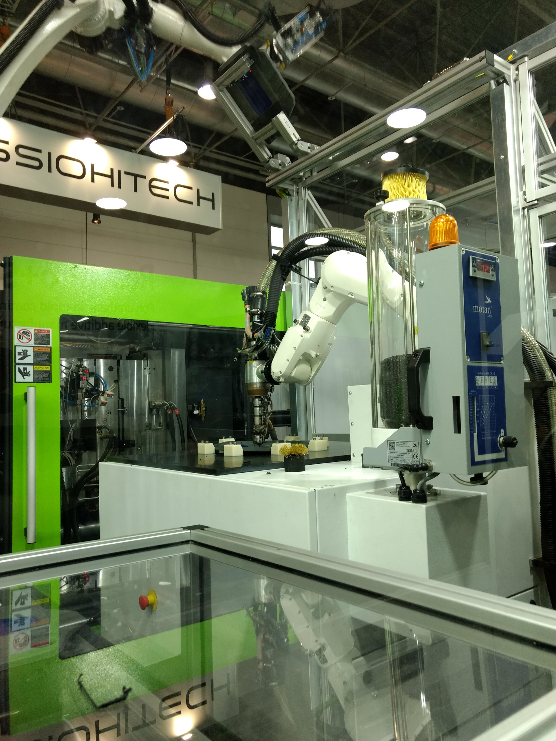 Yizumi Germany's new additive manufacturing system combines an extrusion head and a six-axis robotic arm.