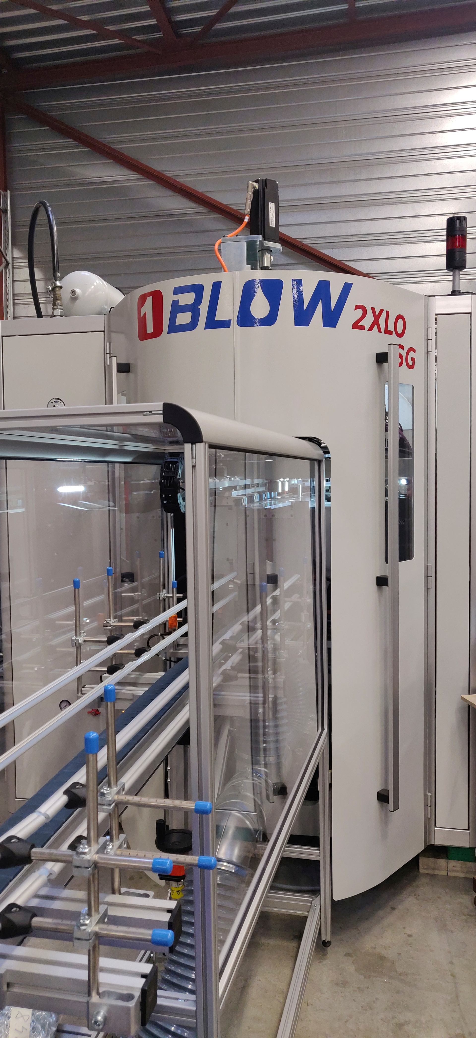 The 2XL has two cavities and can make PET bottles with a maximum capacity of 12 liters.