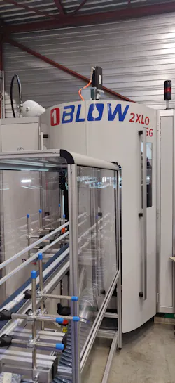 The 2XL has two cavities and can make PET bottles with a maximum capacity of 12 liters. The 2XL has two cavities and can make PET bottles with a maximum capacity of 12 liters.