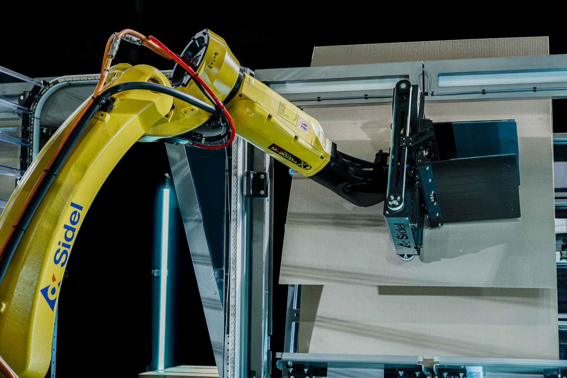 The Sidel RoboAccess Pal S has a lightweight, carbon fiber and 3D-printed clamping head.