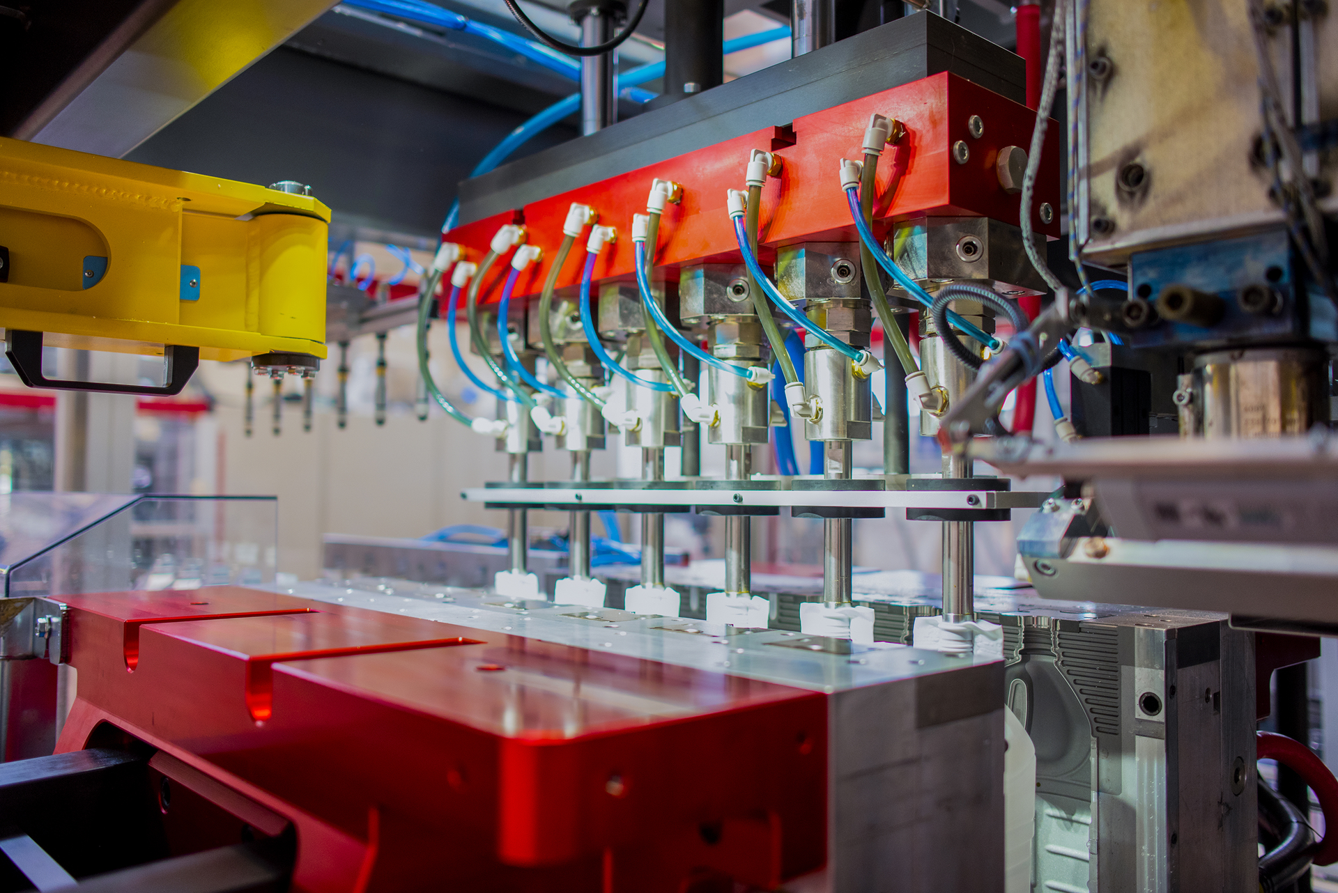 AlphaMAC's D series machines have a T layout and are available in double-station configuration.